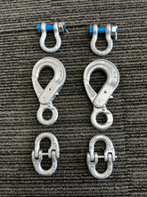 Load image into Gallery viewer, Each kit contains: 2 Hammerlocks, 2 Eye Hooks with Latch Hammerlock size: 8mm WLL 2,500kg, Breaking Force 10,000kg Eye Sling Hook size: 6mm WLL 1,400kg, Breaking Force 5,600kg, and 2 shackles. Can be used together with BOTH Chain 4177-25 and 4177-35. This setup suits a Trailer with an ATM up to 3700kg (perfectly with 2500kg and 3500kg).