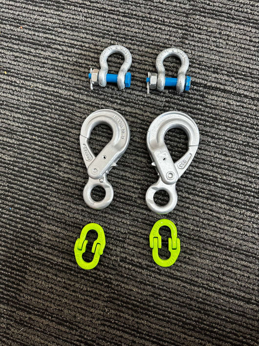 Each kit contains: 2 Hammerlocks, 2 Eye Hooks with Latch Hammerlock size: 8mm WLL 2,500kg, Breaking Force 10,000kg Eye Sling Hook size: 6mm WLL 1,400kg, Breaking Force 5,600kg, and 2 shackles. Can be used together with BOTH Chain 4177-25 and 4177-35. This setup suits a Trailer with an ATM up to 3700kg (perfectly with 2500kg and 3500kg).