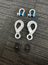 Load image into Gallery viewer, Each kit contains: 2 Hammerlocks, 2 Eye Hooks with Latch Hammerlock size: 8mm WLL 2,500kg, Breaking Force 10,000kg Eye Sling Hook size: 6mm WLL 1,400kg, Breaking Force 5,600kg, and 2 shackles. Can be used together with BOTH Chain 4177-25 and 4177-35. This setup suits a Trailer with an ATM up to 3700kg (perfectly with 2500kg and 3500kg).