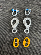 Load image into Gallery viewer, Each kit contains: 2 Hammerlocks, 2 Eye Hooks with Latch Hammerlock size: 8mm WLL 2,500kg, Breaking Force 10,000kg Eye Sling Hook size: 6mm WLL 1,400kg, Breaking Force 5,600kg, and 2 shackles. Can be used together with BOTH Chain 4177-25 and 4177-35. This setup suits a Trailer with an ATM up to 3700kg (perfectly with 2500kg and 3500kg).