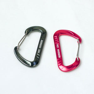 Aluminium Carabiner for Outdoor Activities This aluminium carabiner is made of 7075 aviation-grade material, lightweight, highly durable, and wear-resistant. 7075 aviation-grade aluminium. Wine red, Sapphire blue, Mineral grey 8x4.84cm/3.15x1.91in, 22g  This carabiner can be used for rock climbing, hammock clipping, yoga, backpack buckling, outdoor safety quick releases, keyring hanging, and keychain connecting.